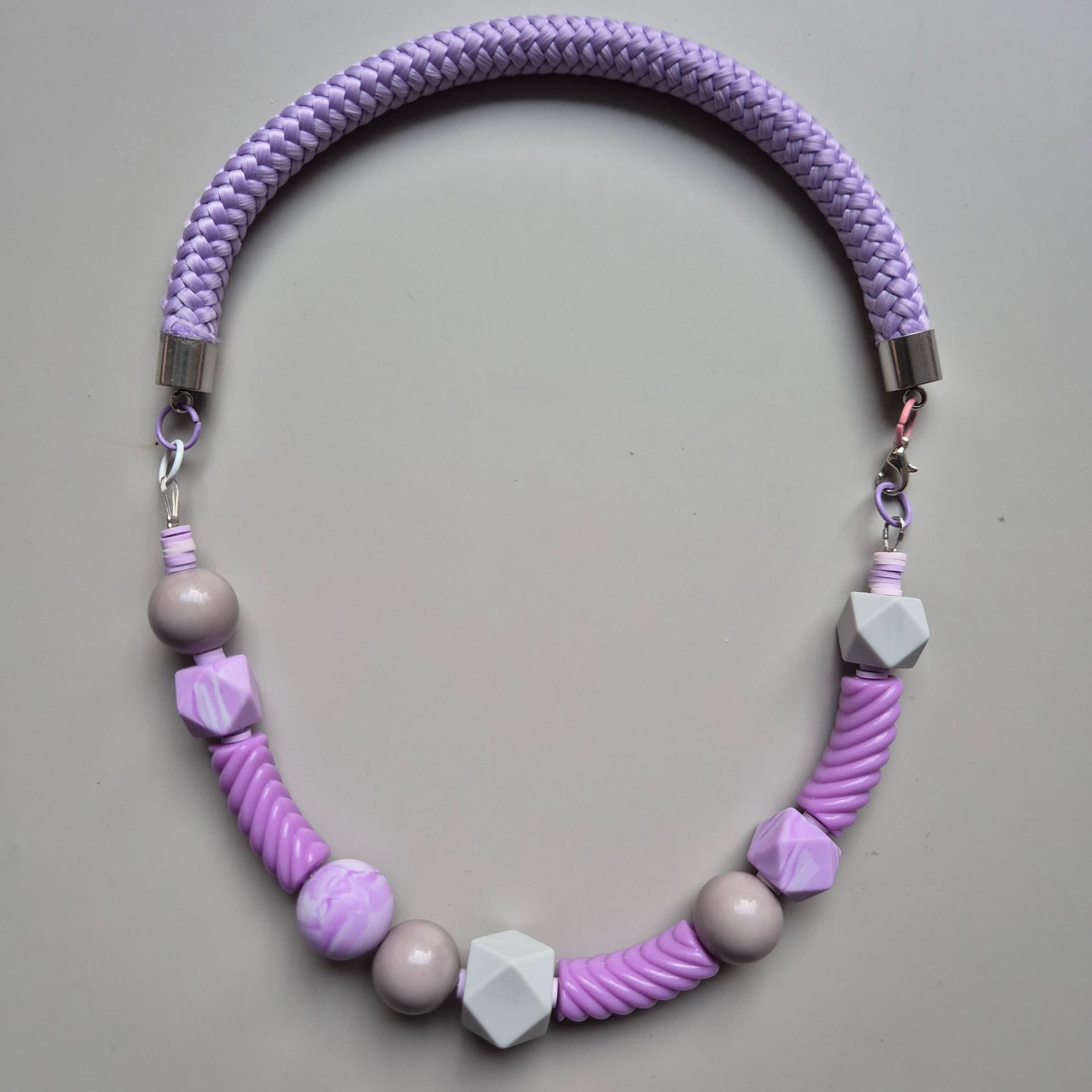 Lilac necklace with ribbed tubes, taupe ceramic spheres and white faceted beads